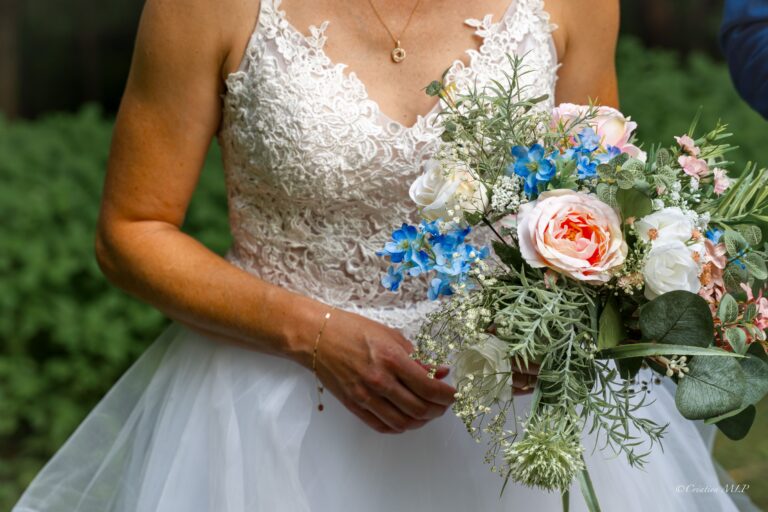 torse et bouquet de mariage