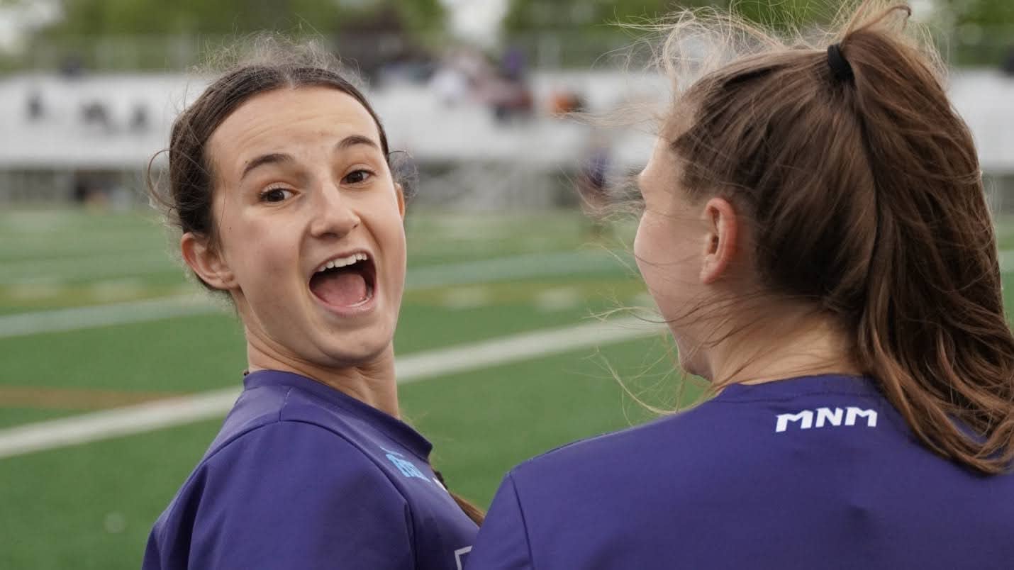 Fille souriante durant match de flag