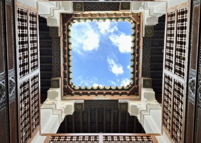 photo de l'intérieur d'un bâtiment au Maroc ou on voit le ciel