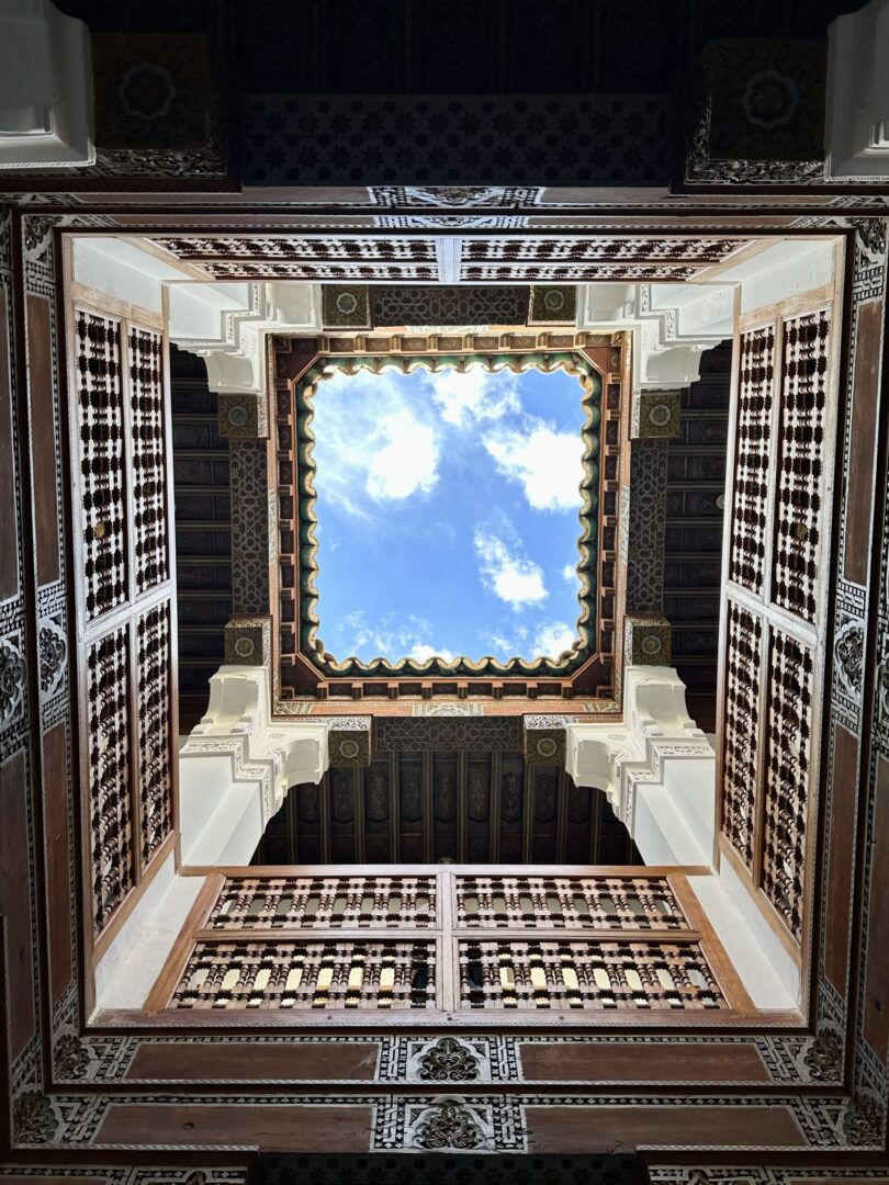 photo de l'intérieur d'un bâtiment au Maroc ou on voit le ciel