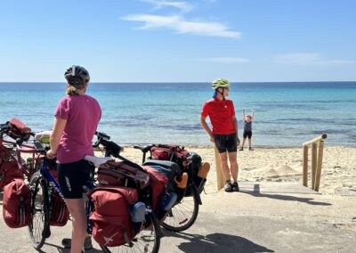 Cyclistes en pause sur le bord de l'océan