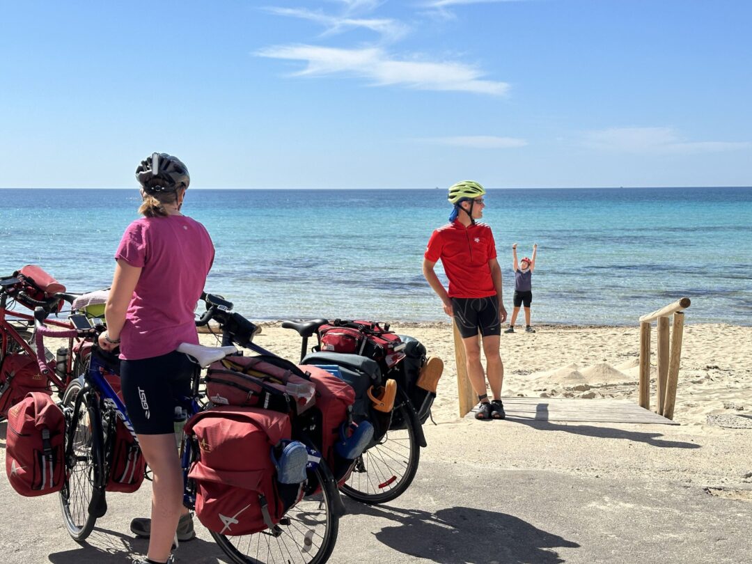 Cyclistes en pause sur le bord de l'océan