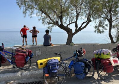trois cycliste sur le bord d'un lac avec vélo en avant plan