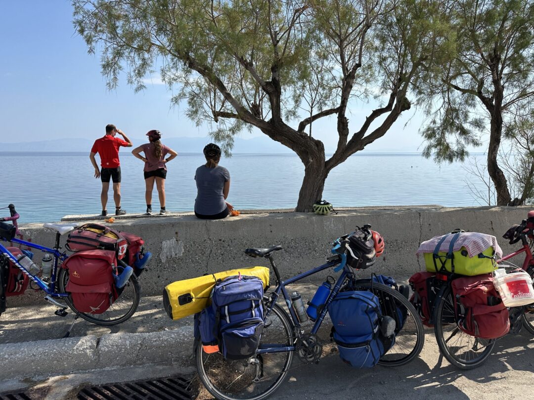 trois cycliste sur le bord d'un lac avec vélo en avant plan