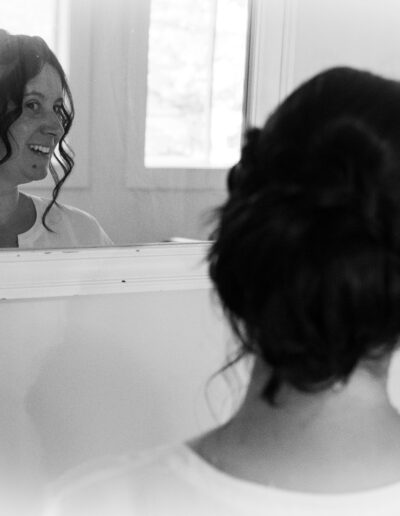 mariée qui se regarde dans un miroir noir et blanc