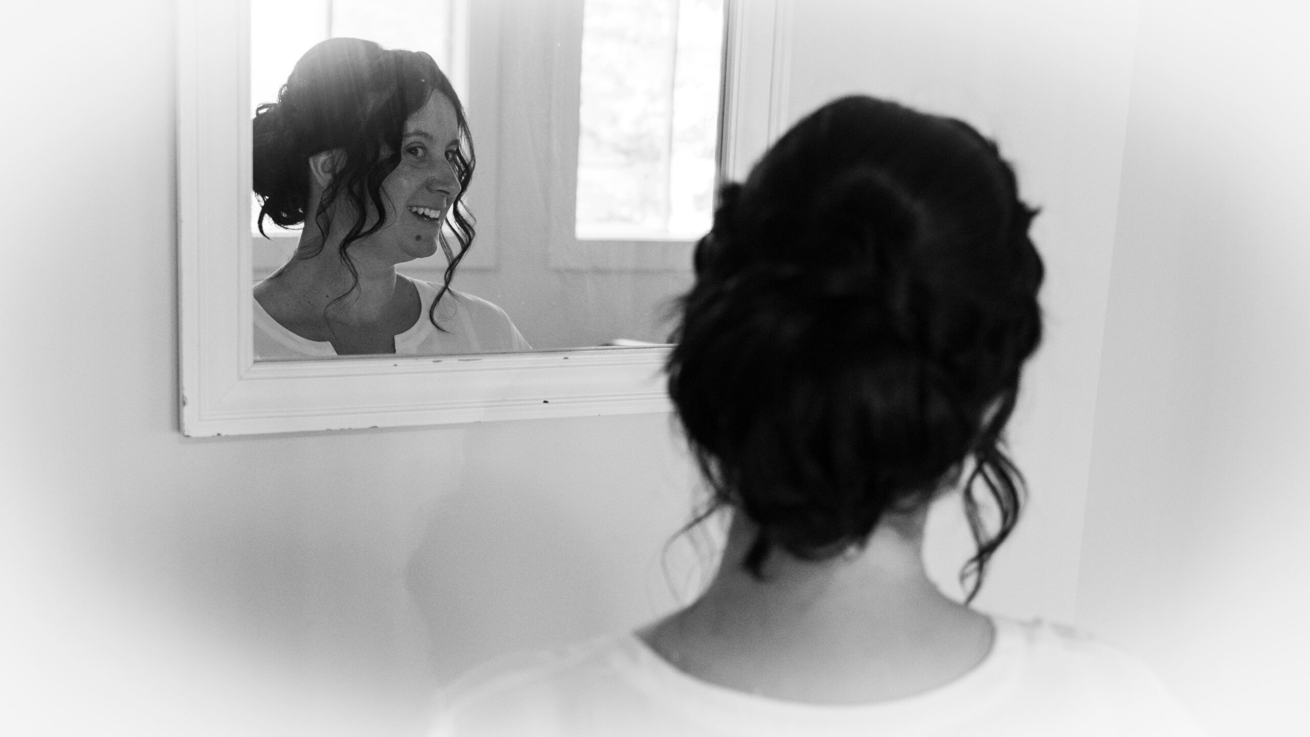 mariée qui se regarde dans un miroir noir et blanc