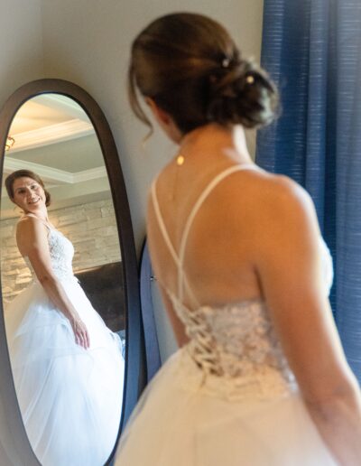 Mariée qui se regarde dans un miroir