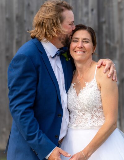 photo de mariage homme qui embrasse une femme