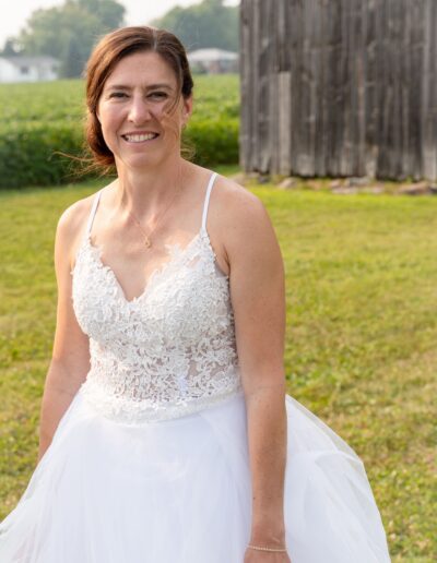 femme avec robe de mariée
