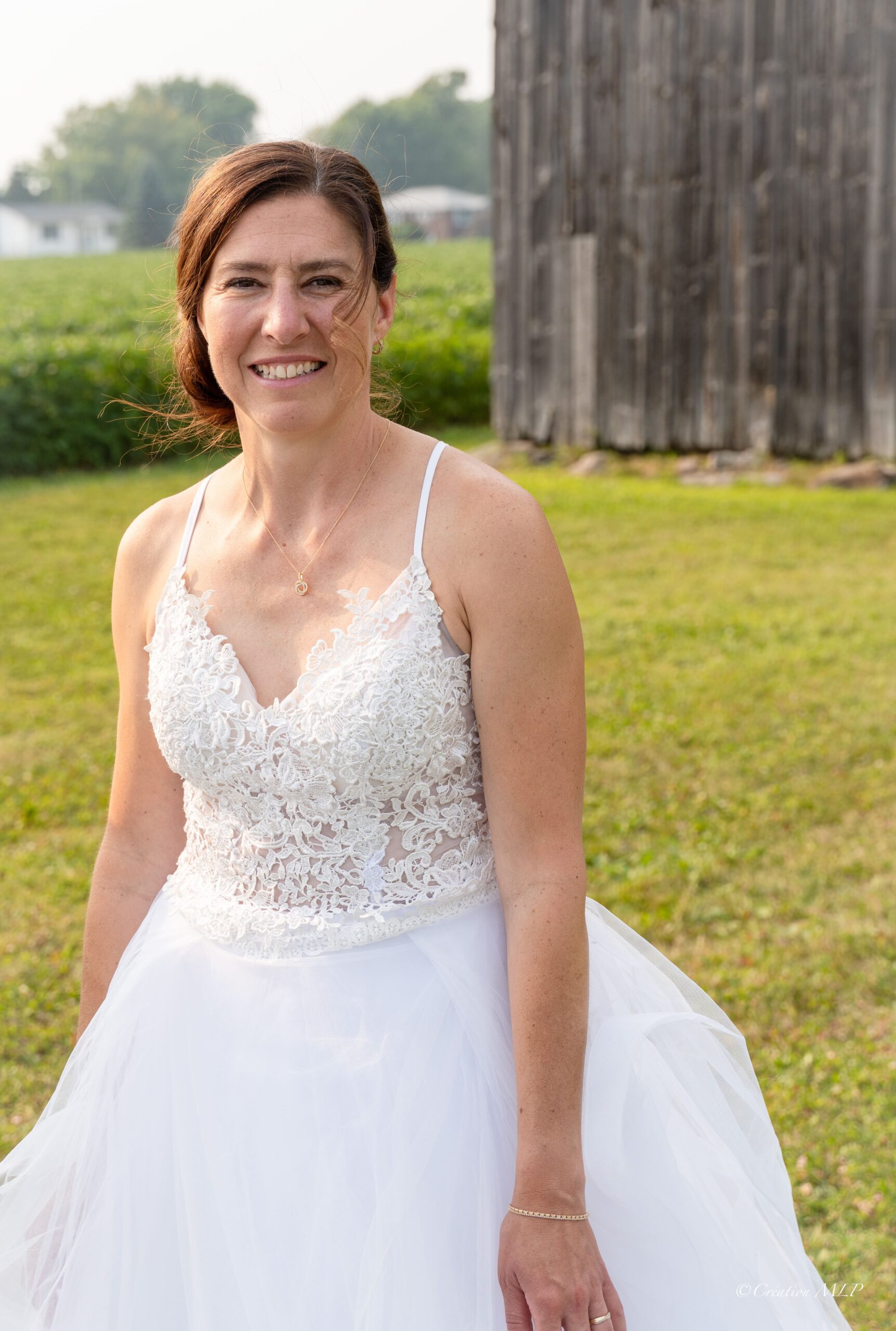 femme avec robe de mariée