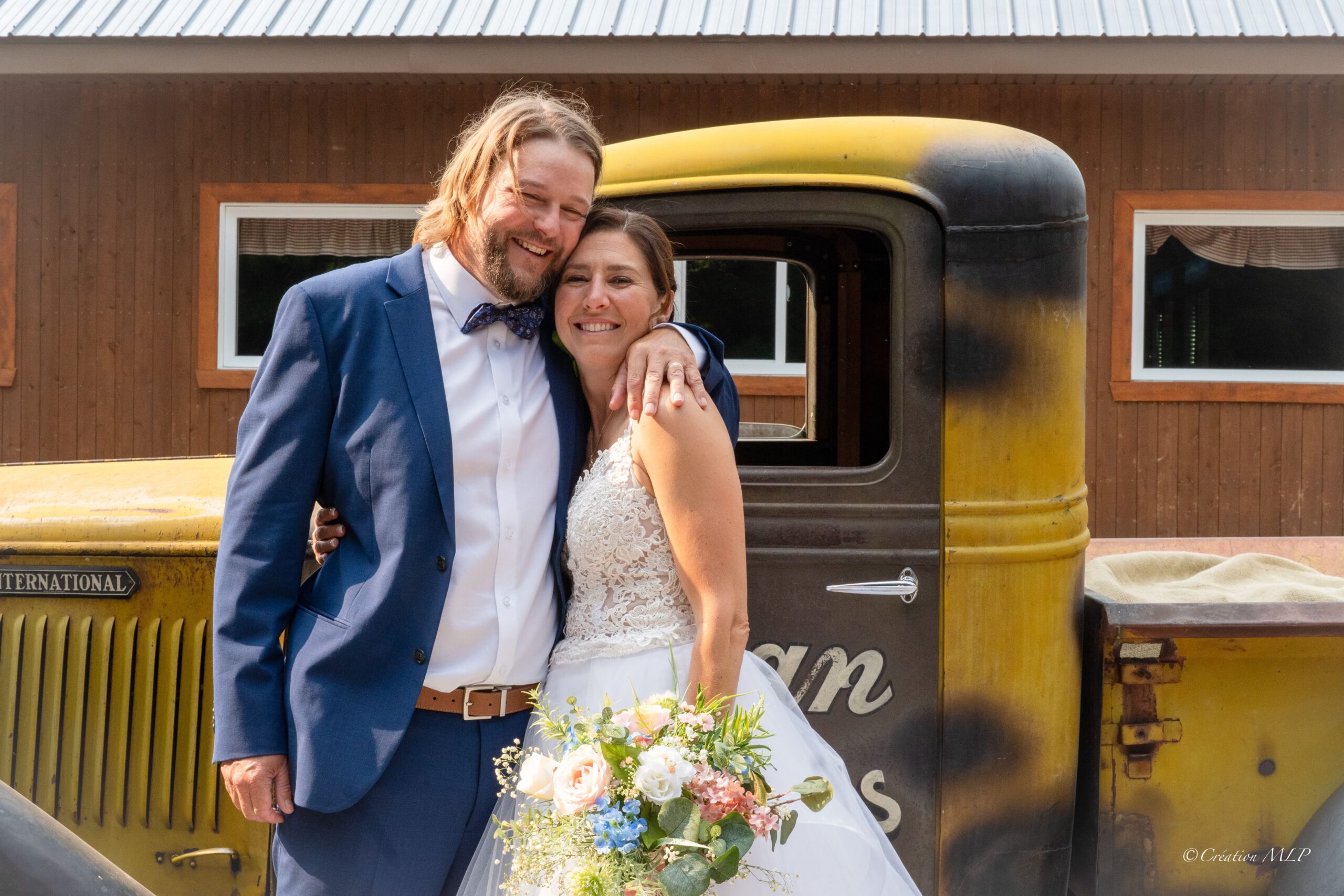 couple marié devant voiture d'époque