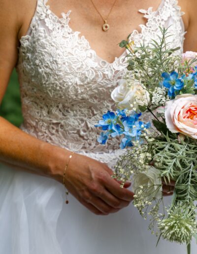 bouquet dans les mains d'une mariée