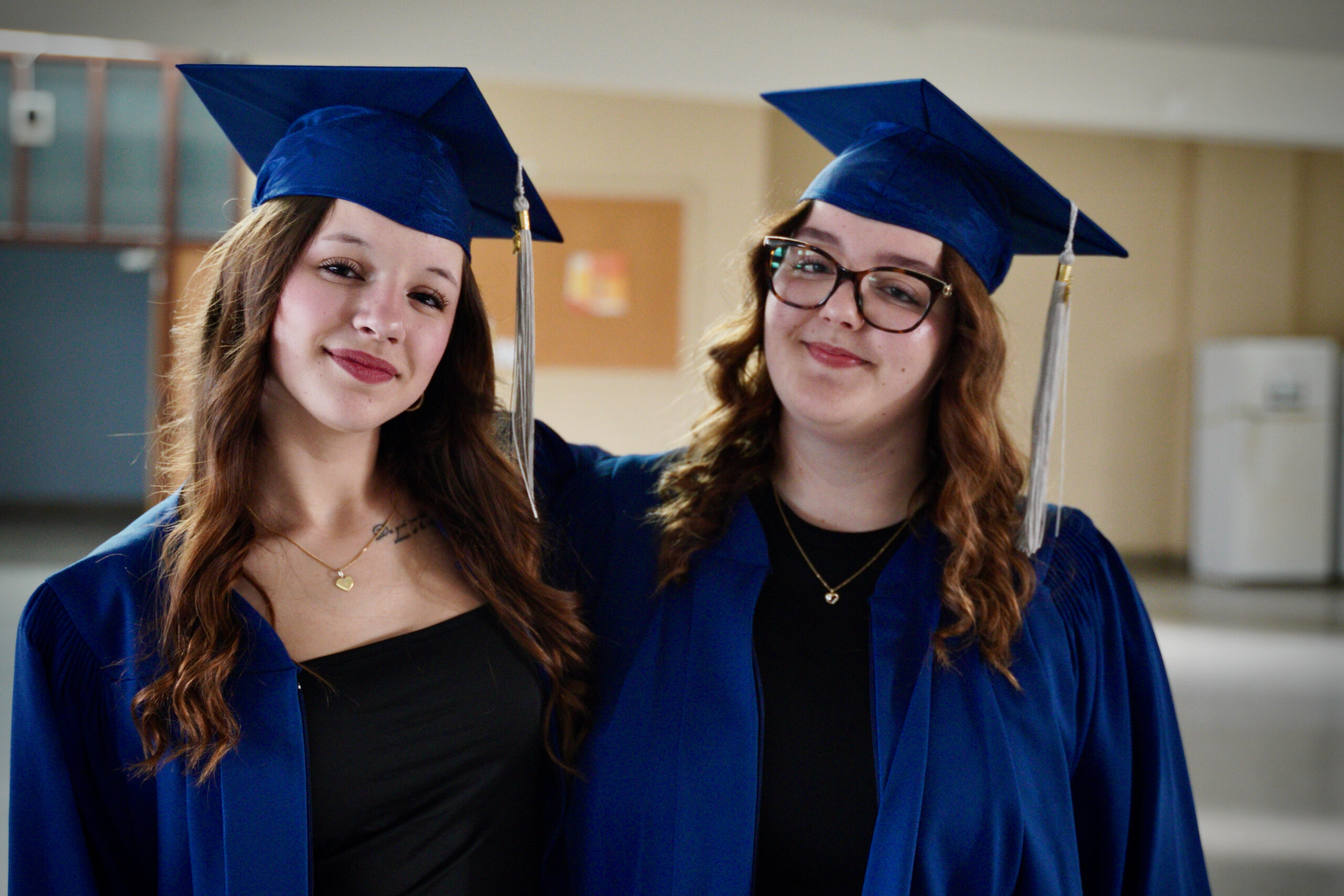 deux jeune fille finissante avec toge