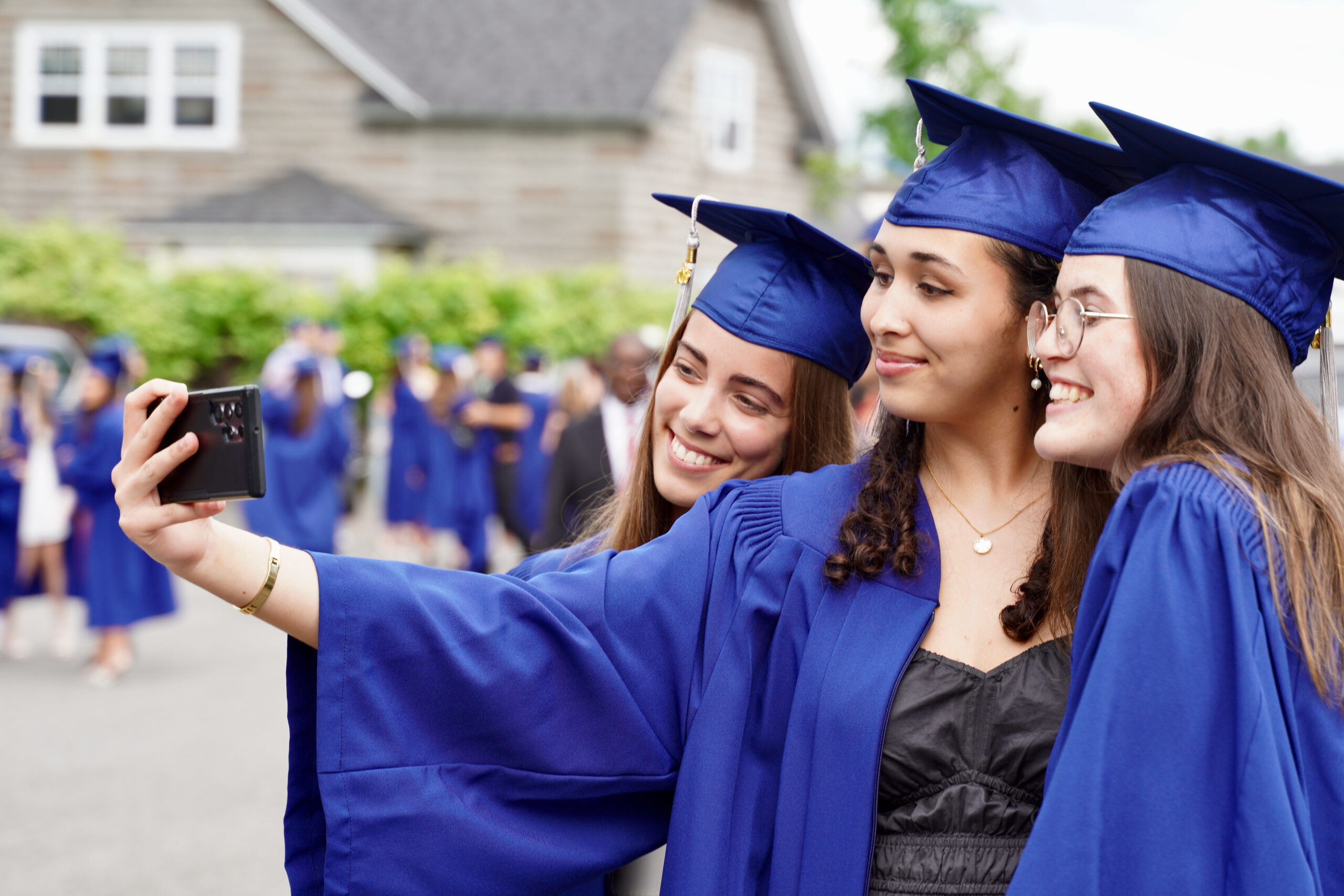 trois jeunes en toge qui se prennent en selfie