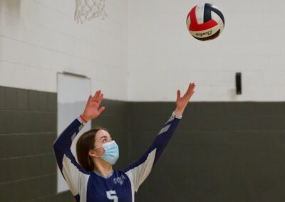 femme-lancer-volleyball